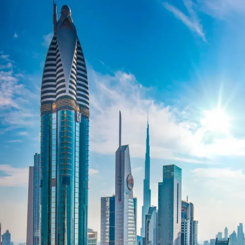Skyline i Dubai med moderne høyhus i sollys