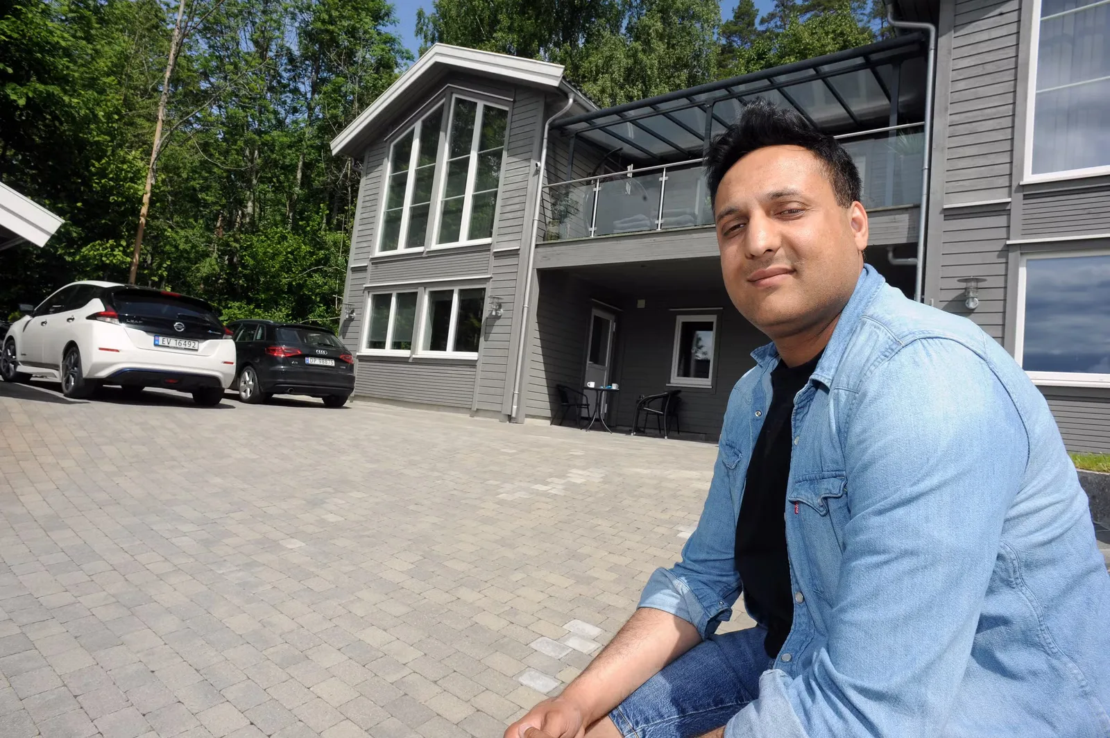 Ramiz Safdar outside his home on Nesset, pictured in Østlandets Blad’s June 2022 interview